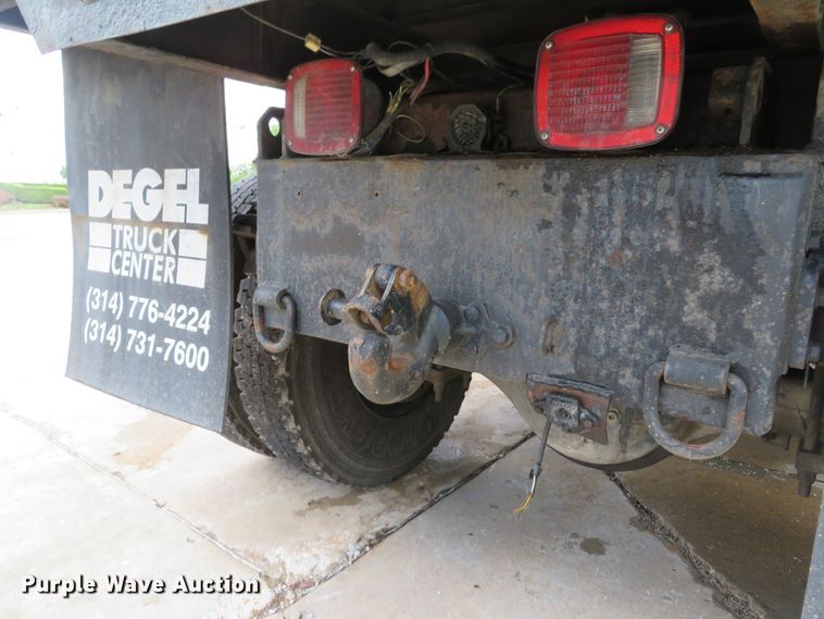 image for item DE8173 1998 International 4700 flatbed truck