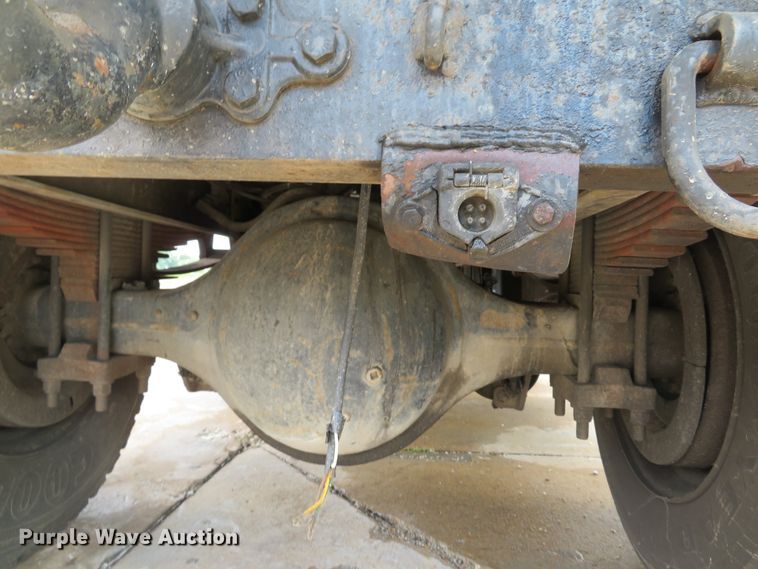 image for item DE8173 1998 International 4700 flatbed truck