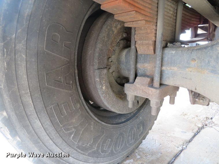 image for item DE8173 1998 International 4700 flatbed truck