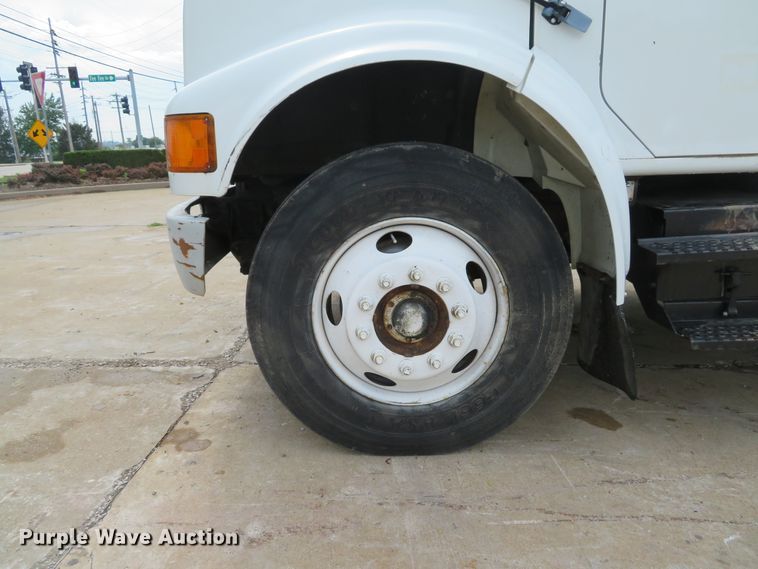 image for item DE8173 1998 International 4700 flatbed truck