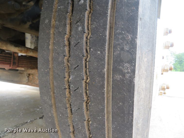 image for item DE8173 1998 International 4700 flatbed truck