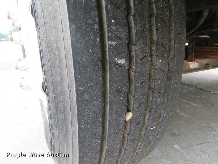 image for item DE8173 1998 International 4700 flatbed truck