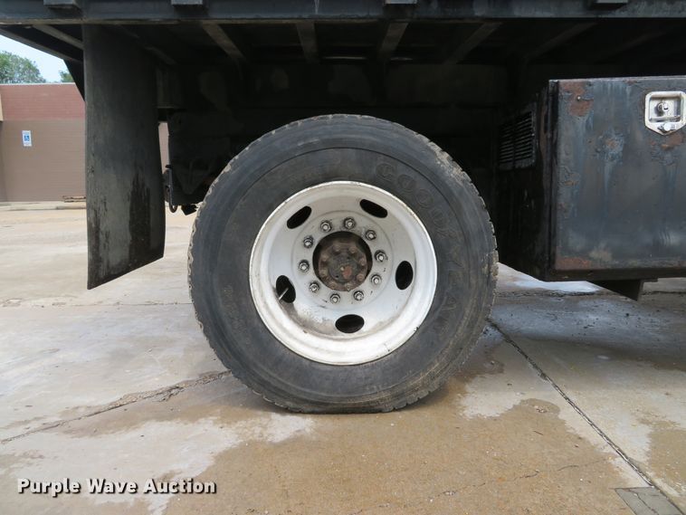 image for item DE8173 1998 International 4700 flatbed truck