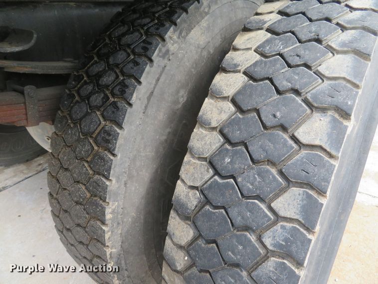 image for item DE8173 1998 International 4700 flatbed truck