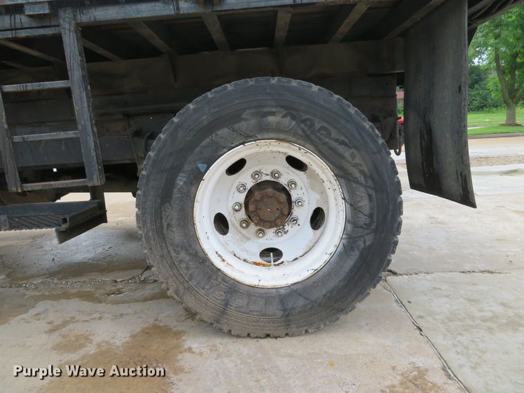 image for item DE8173 1998 International 4700 flatbed truck