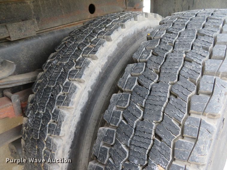 image for item DE8173 1998 International 4700 flatbed truck