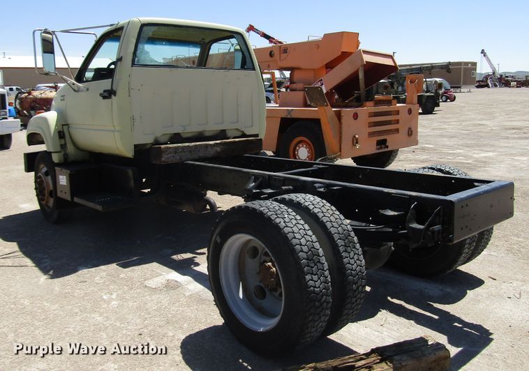 image for item DG1263 1997 GMC C5500 truck cab and chassis