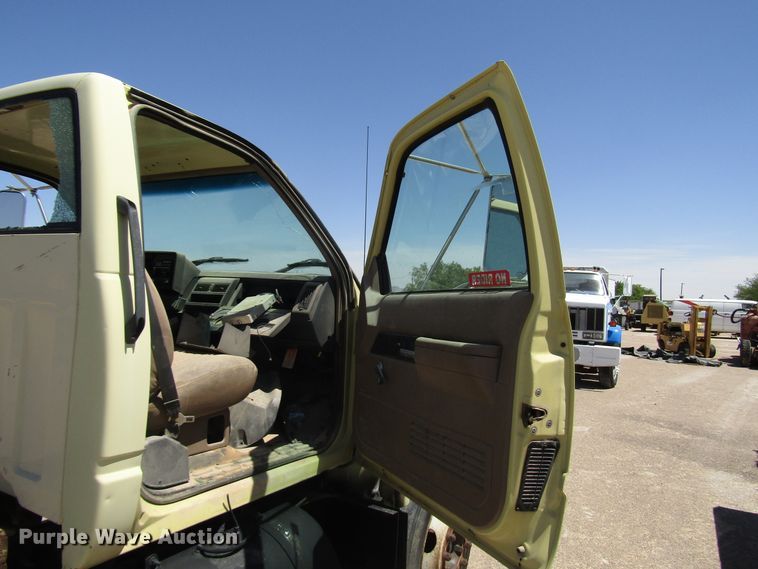 image for item DG1263 1997 GMC C5500 truck cab and chassis