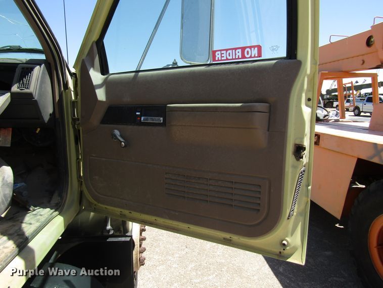 image for item DG1263 1997 GMC C5500 truck cab and chassis