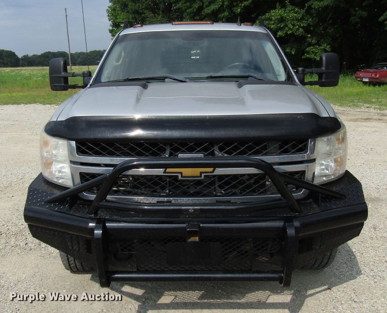 image for item DG1310 2011 Chevrolet Silverado 3500HD Crew Cab flatbed pickup truck