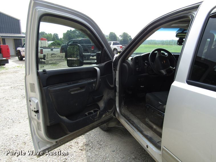 image for item DG1310 2011 Chevrolet Silverado 3500HD Crew Cab flatbed pickup truck