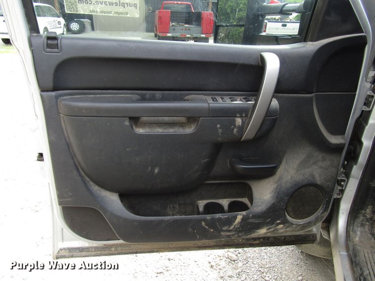 image for item DG1310 2011 Chevrolet Silverado 3500HD Crew Cab flatbed pickup truck