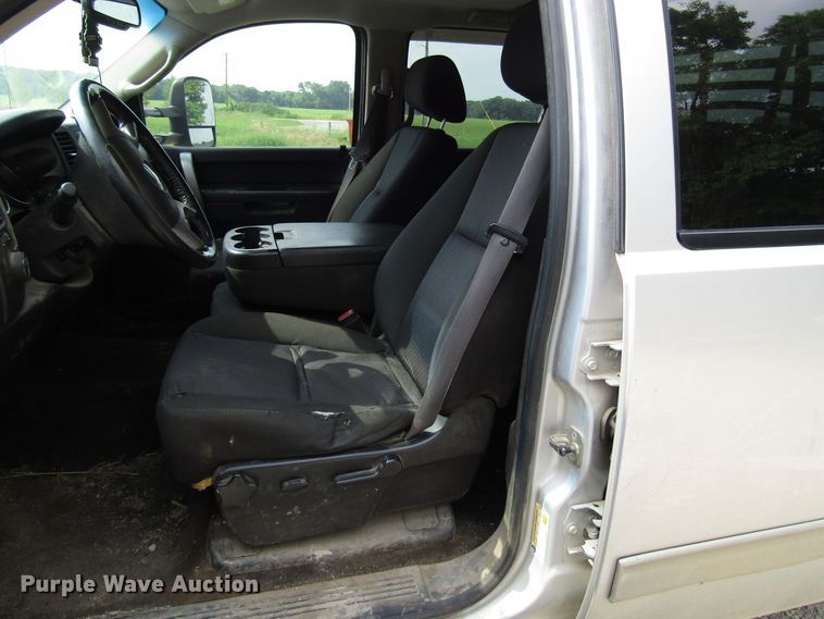 image for item DG1310 2011 Chevrolet Silverado 3500HD Crew Cab flatbed pickup truck