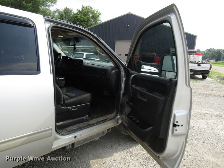 image for item DG1310 2011 Chevrolet Silverado 3500HD Crew Cab flatbed pickup truck