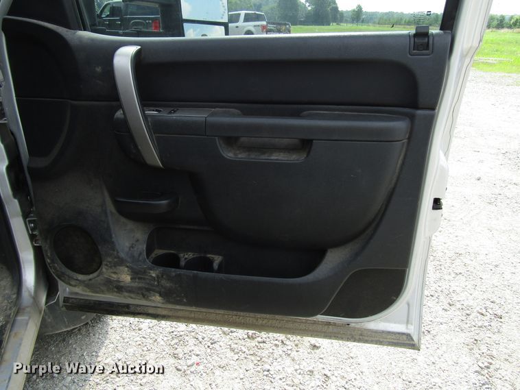 image for item DG1310 2011 Chevrolet Silverado 3500HD Crew Cab flatbed pickup truck