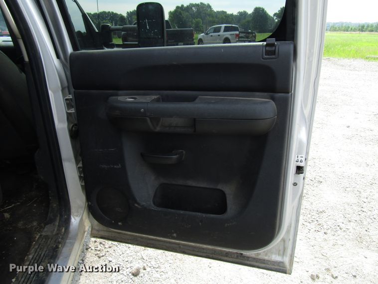 image for item DG1310 2011 Chevrolet Silverado 3500HD Crew Cab flatbed pickup truck