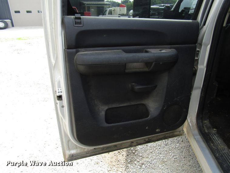 image for item DG1310 2011 Chevrolet Silverado 3500HD Crew Cab flatbed pickup truck