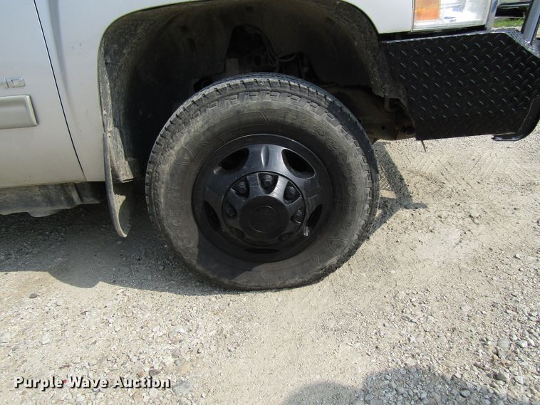 image for item DG1310 2011 Chevrolet Silverado 3500HD Crew Cab flatbed pickup truck