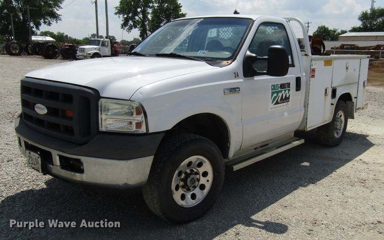 image for item DG1315 2005 Ford F250 Super Duty utility bed pickup truck