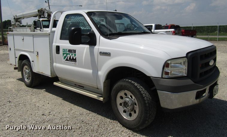 image for item DG1315 2005 Ford F250 Super Duty utility bed pickup truck