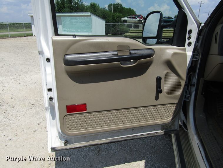 image for item DG1315 2005 Ford F250 Super Duty utility bed pickup truck
