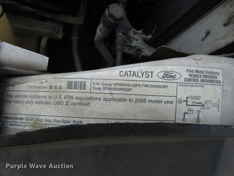 image for item DG1315 2005 Ford F250 Super Duty utility bed pickup truck