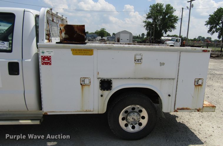 image for item DG1315 2005 Ford F250 Super Duty utility bed pickup truck