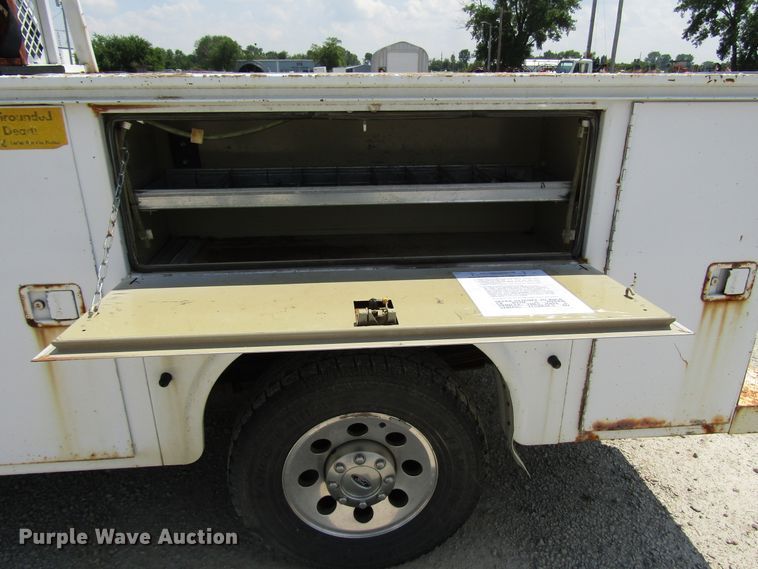 image for item DG1315 2005 Ford F250 Super Duty utility bed pickup truck