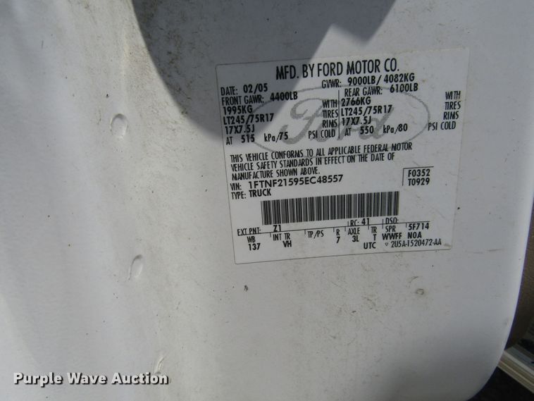 image for item DG1315 2005 Ford F250 Super Duty utility bed pickup truck