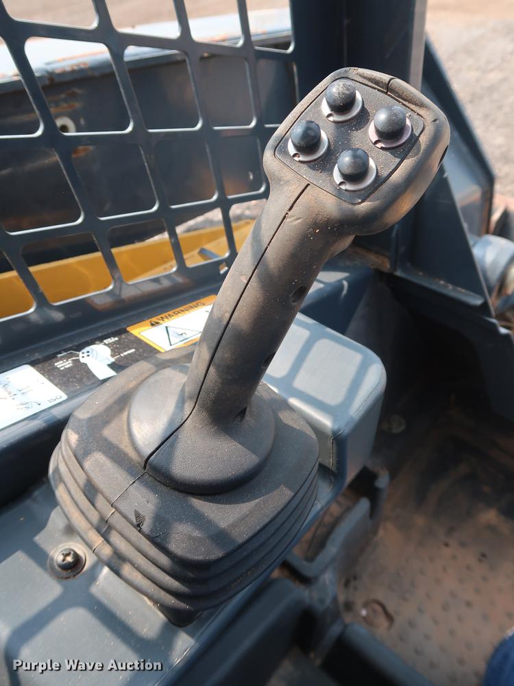 image for item DG4007 2013 John Deere 332E skid steer