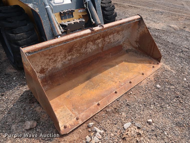 image for item DG4007 2013 John Deere 332E skid steer