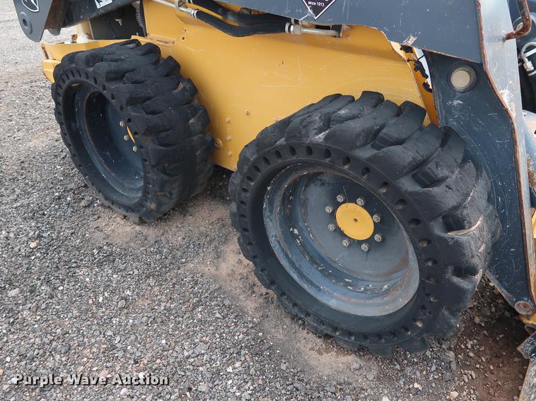 image for item DG4007 2013 John Deere 332E skid steer