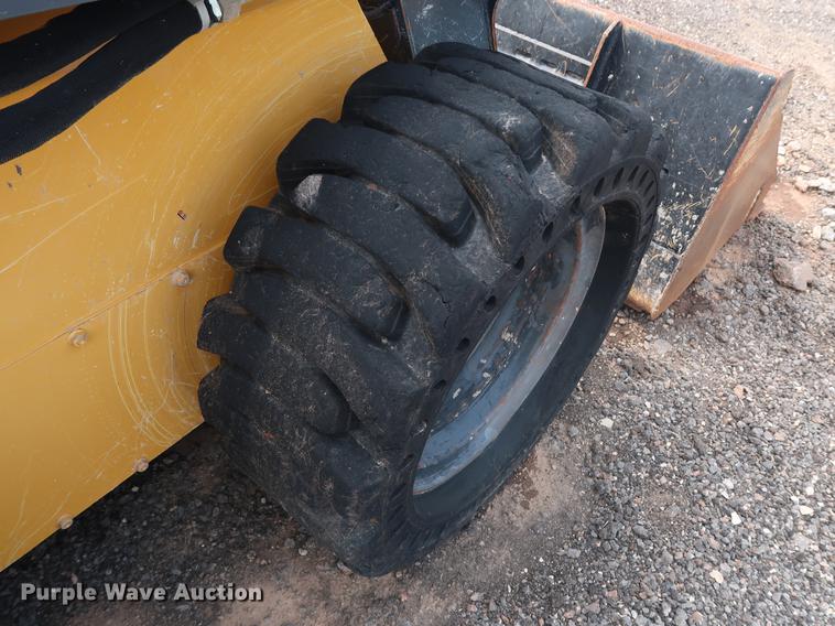 image for item DG4007 2013 John Deere 332E skid steer