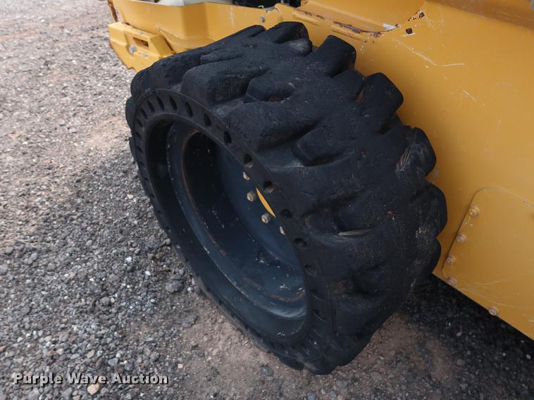 image for item DG4007 2013 John Deere 332E skid steer