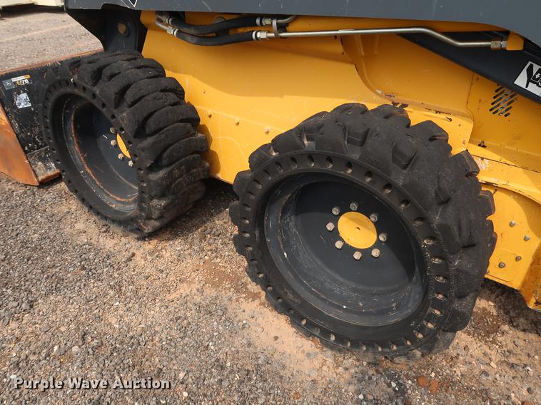 image for item DG4007 2013 John Deere 332E skid steer