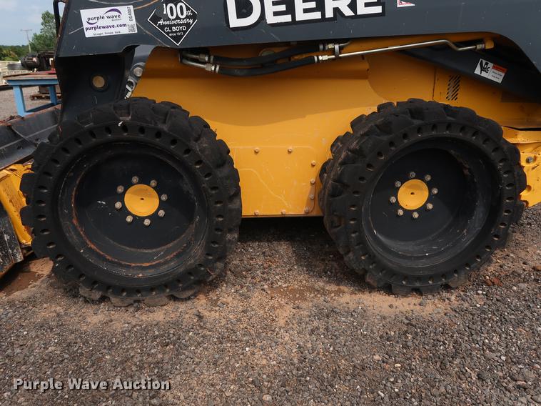 image for item DG4007 2013 John Deere 332E skid steer