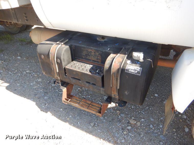 image for item ED9422 2001 Ford F650 Super Duty box truck