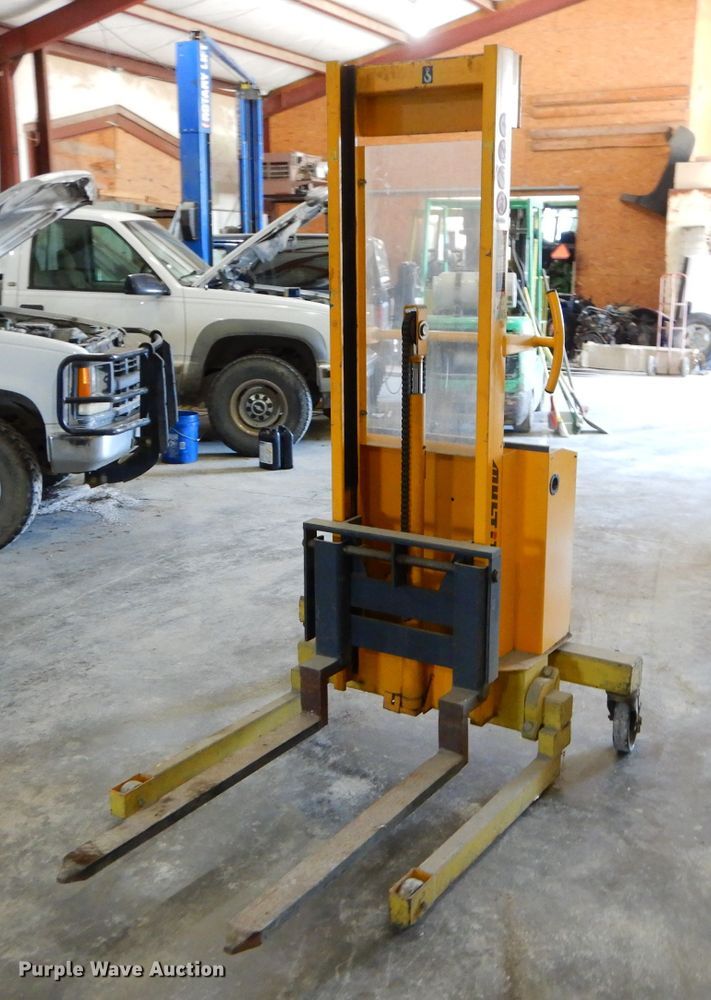 image for item ED9455 2003 Multiton SM20 lift