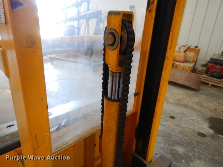 image for item ED9455 2003 Multiton SM20 lift