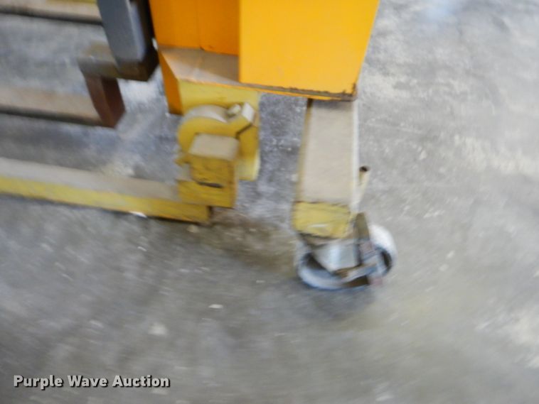 image for item ED9455 2003 Multiton SM20 lift