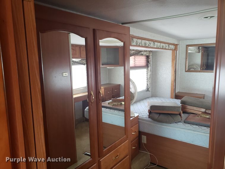 image for item FL9061 2002 Ford Intruder RV