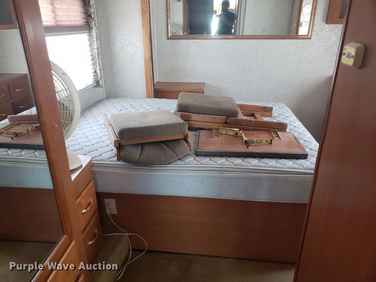 image for item FL9061 2002 Ford Intruder RV