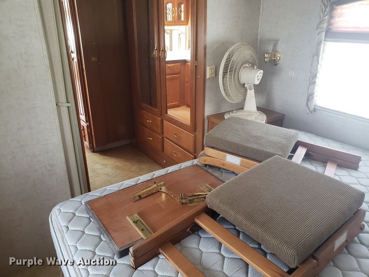 image for item FL9061 2002 Ford Intruder RV