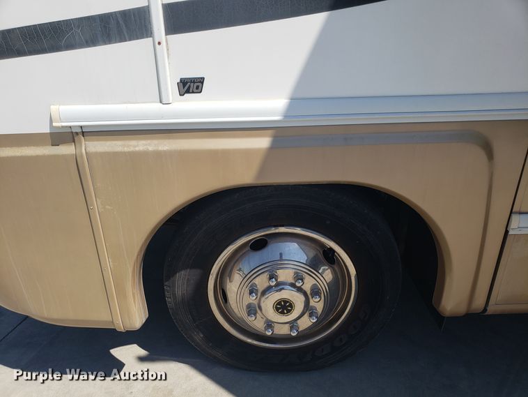 image for item FL9061 2002 Ford Intruder RV