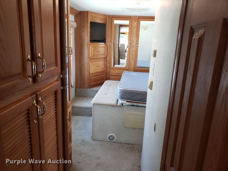 image for item FL9064 2004 Freightliner Crecendo RV