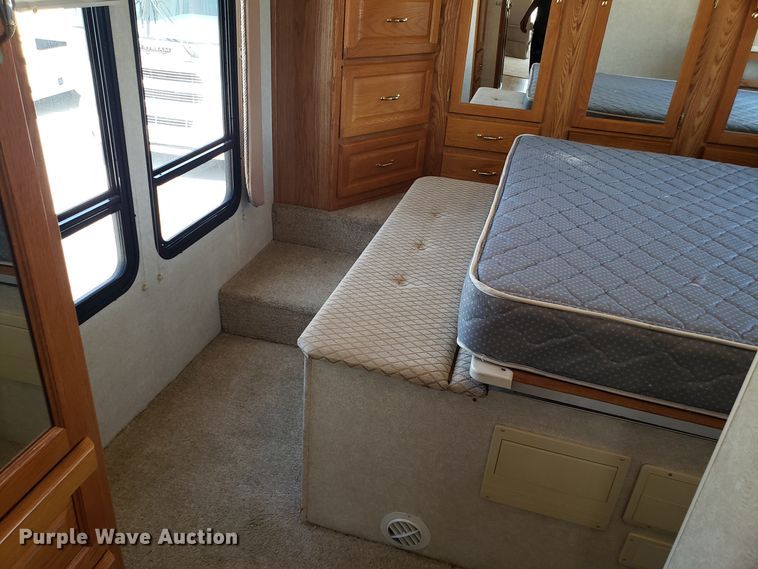 image for item FL9064 2004 Freightliner Crecendo RV