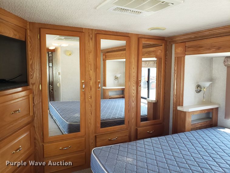 image for item FL9064 2004 Freightliner Crecendo RV