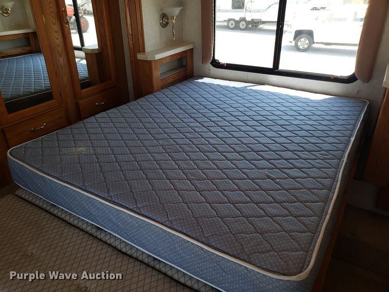 image for item FL9064 2004 Freightliner Crecendo RV