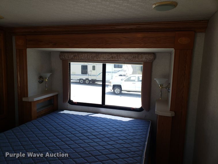 image for item FL9064 2004 Freightliner Crecendo RV