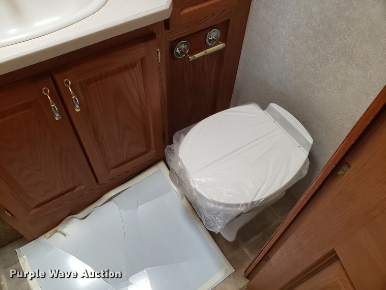 image for item FL9064 2004 Freightliner Crecendo RV